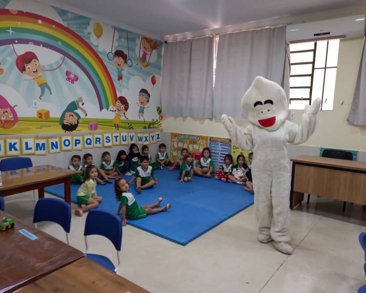 Zé Gotinha visita escolas e convoca crianças para vacinação