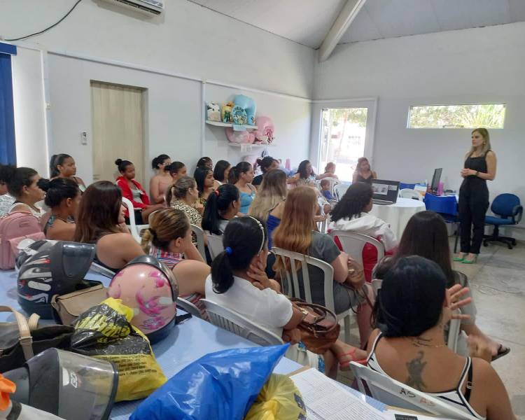 Mães e gestantes participam de palestra educativa sobre aleitamento materno