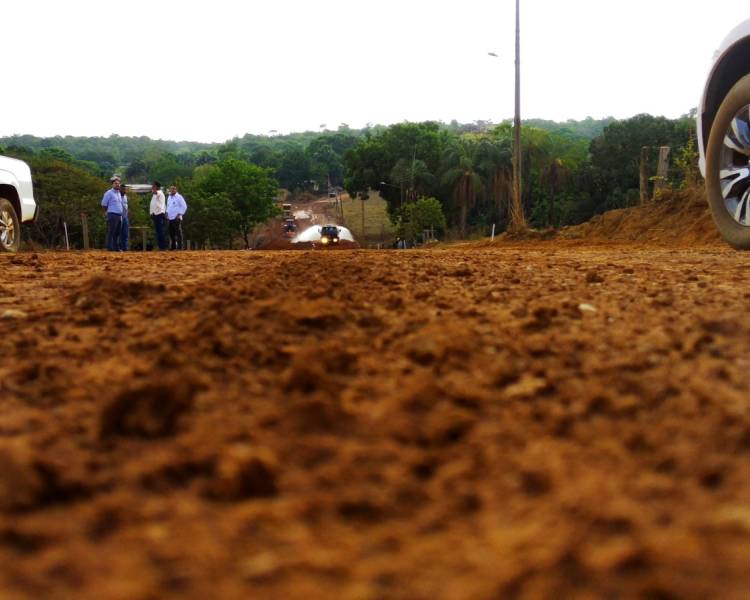 Prefeitura trabalha na pavimentação do acesso ao distrito Serrinha