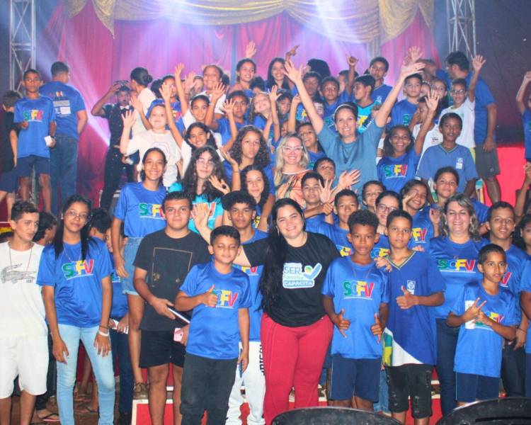 Equipe da Assistência Social leva crianças e adolescentes ao circo