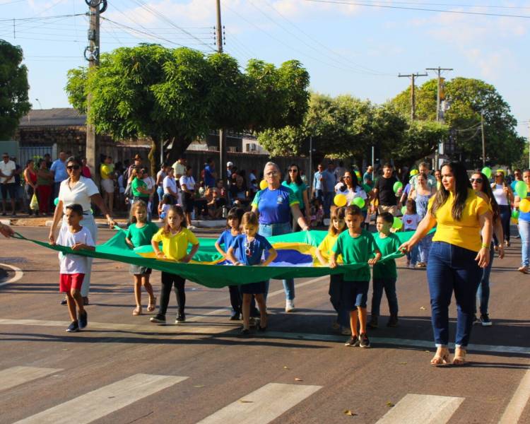 Desfile Cívico de 7 de Setembro reúne comunidade em celebração à Independência do Brasil