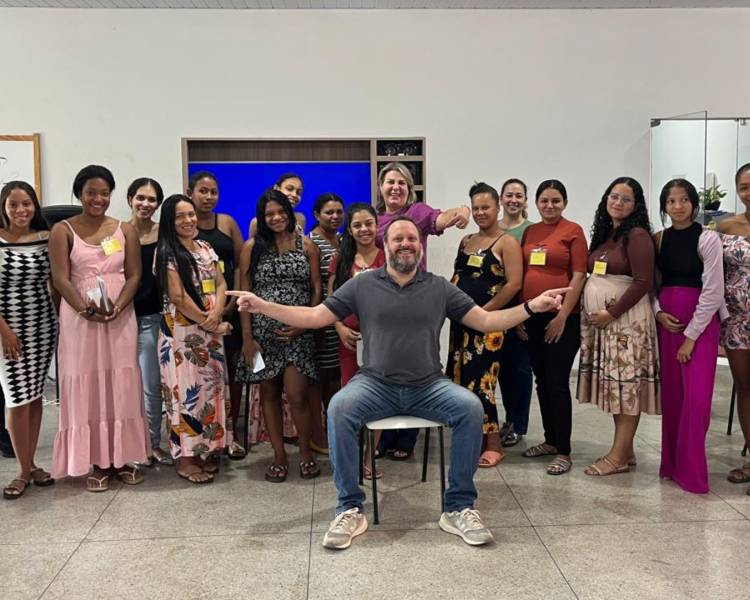 Gestantes participam de roda de conversa com psicólogo no projeto Cantinho da Cegonha