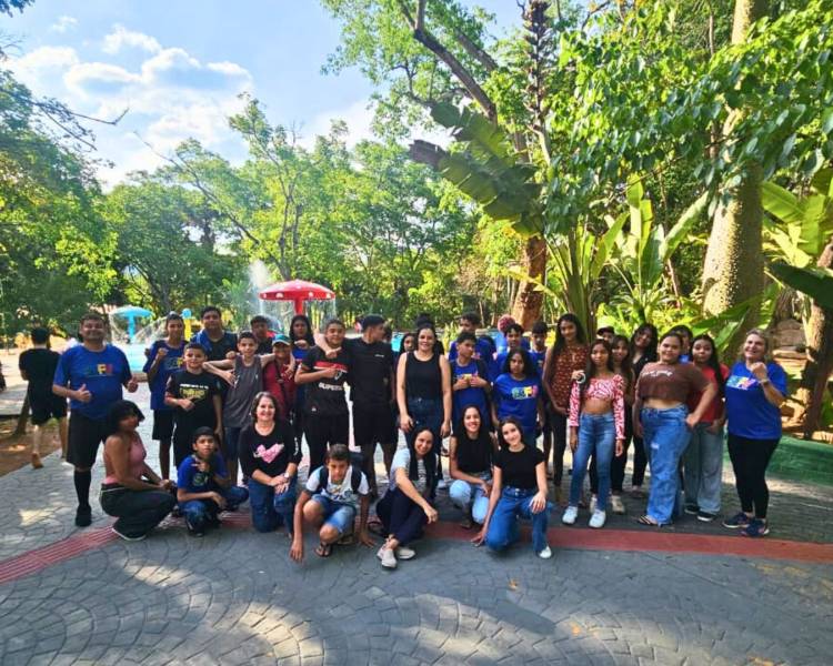 Adolescentes do CRAS de Água Boa vivenciam dia de lazer e cultura em passeio especial