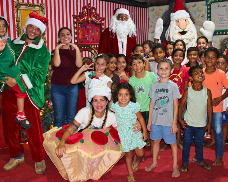 Parada Natalina encanta famílias no Setor Universitário