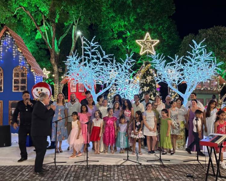 Coral Municipal Adulto e Infantil realiza apresentação natalina na Praça da Cultura