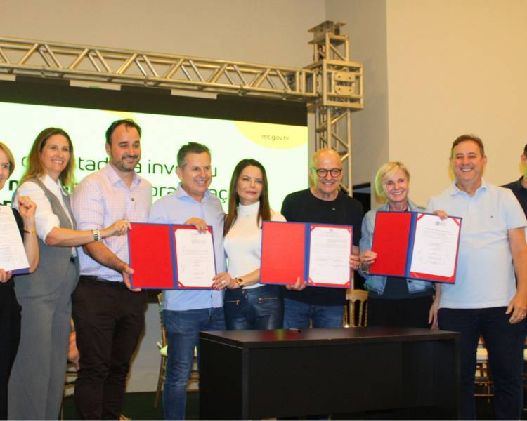 Governador Mauro Mendes cumpre agenda em Água Boa com assinatura de autorizações