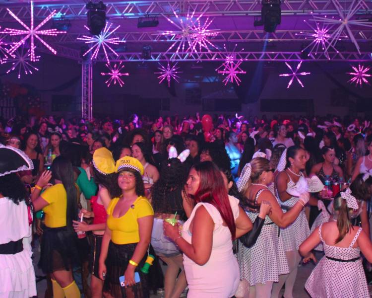 Festa da Saia 2026 reúne centenas de mulheres em noite de alegria e celebração em Água Boa. Confira as fotos