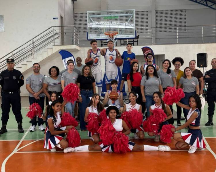 Escola Tiradentes recebe tabela oficial de basquete com apresentação do Água Boa Loucos