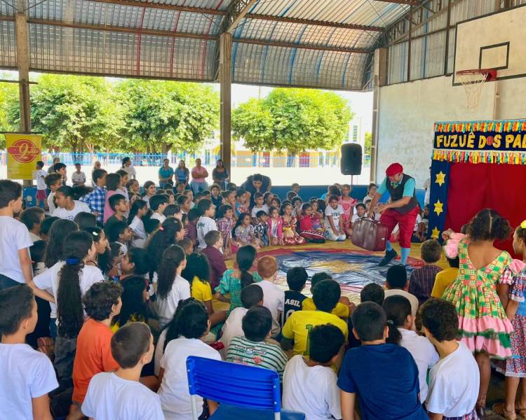 Fuzuê dos Palhaços leva arte, alegria e aprendizado para crianças e famílias de Água Boa