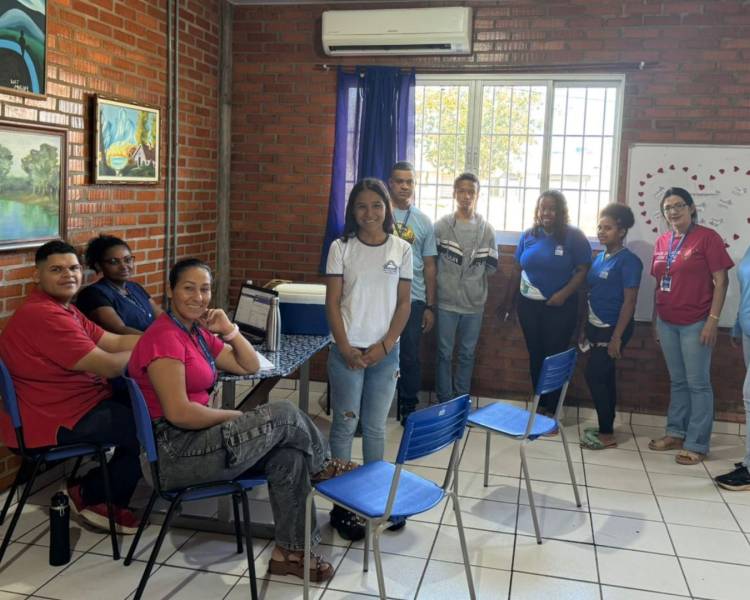 ESF Central leva vacinação à Escola Antônio Grohs e aplica 81 doses em estudantes e profissionais