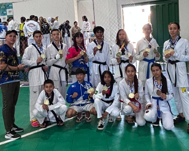 Atletas de Taekwondo de Água Boa conquistam 20 medalhas em competição estadual em Várzea Grande
