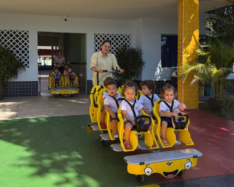 Prefeitura de Água Boa entrega carrinhos de passeio para a Educação Infantil e proporciona mais diversão às crianças