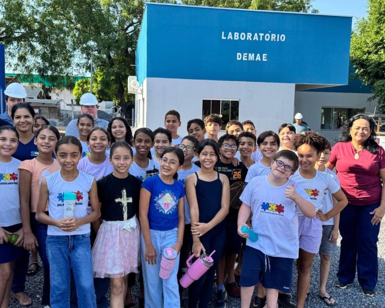 Visita ao DEMAE aproxima estudantes da Escola Ermindo Mendel da importância do cuidado com a água